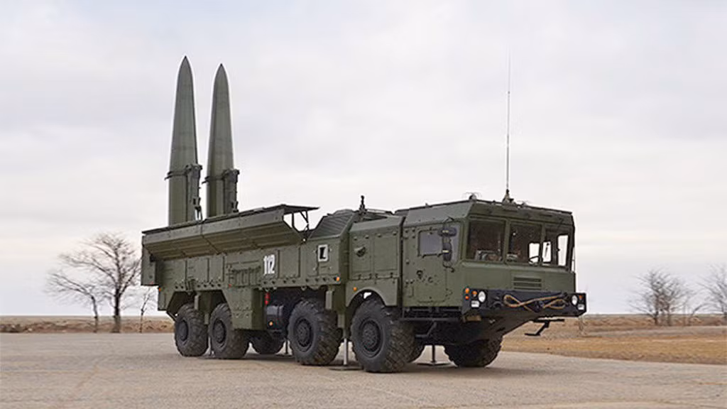 9K720 Iskander (theo tên gọi của NATO là SS-26 “Stone”) là tên lửa đạn đạo tầm ngắn cơ động đường bộ có tầm bắn lên tới 500 km. Sử dụng phương tiện vận chuyển (TEL) và các phương tiện hỗ trợ, hệ thống cũng có thể bắn tên lửa hành trình 9M728 và 9M729.