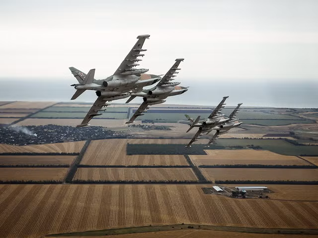 Mặc dù có những điểm tương đồng với A-10, nhưng Su-25 nhỏ hơn và nhẹ hơn, đồng thời có tốc độ tối đa nhanh hơn 50% so với A-10. Vũ khí của Su-25 thường bao gồm bom 250 hoặc 500 kg không điều khiển, bom chùm và rocket.