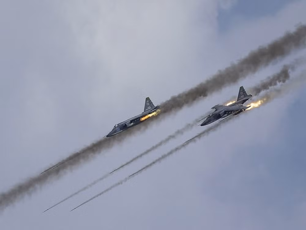 Ưu điểm của Su-25 là có thể bay thấp giúp tránh được tất cả các tên lửa phòng không tầm xa nguy hiểm ở chiến trường châu Âu. Tuy nhiên, điều này cũng khiến máy bay nằm trong tầm bắn của tất cả các loại súng phòng không. Do đó, buồng lái của Su-25 được bọc thép với lớp giáp dày đến 25 mm bao quanh buồng lái và đệm tựa đầu của phi công.