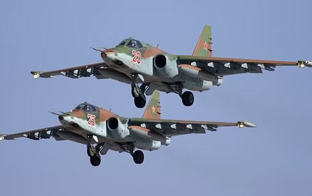 Dù đã gần 50 năm tuổi và sử dụng những công nghệ lỗi thời, nhưng những chiếc Su-25 vẫn cho thấy khả năng chiến đấu đáng kinh ngạc, nhờ vậy mà Su-25 vẫn được ưa chuộng trên toàn thế giới và có mặt trong rất nhiều cuộc xung đột. Nguồn ảnh: Airlines.
