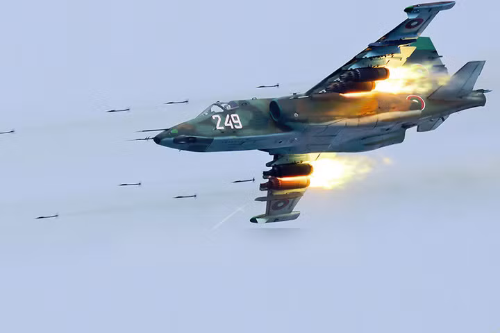 Cũng không giống như máy bay A-10 Thunderbolt của Mỹ, Su-25 được phổ biến trên toàn thế giới hơn, chiếc máy bay của Nga đã tham gia rất nhiều cuộc chiến và mới đây nhất là bao gồm cả trong các chiến dịch không kích ở Syria, Iraq và Ukraine.