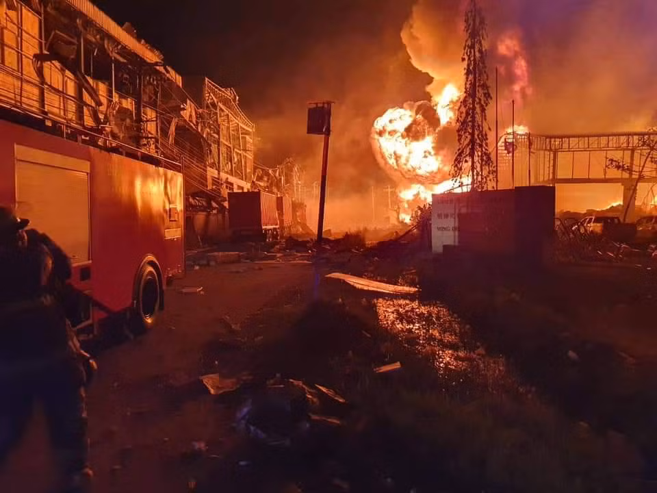 Cuộc tấn công vào Donbass diễn ra dưới hình thức pháo kích dữ dội, nhiều nguồn tin xác nhận có hành động sử dụng bom xe và các hoạt động phá hoại. Bộ Ngoại giao Nga tuyên bố rằng, lực lượng chính phủ Ukraine có thể đang hỗ trợ những toán lính đánh thuê từ Balkan trong chiến dịch này.