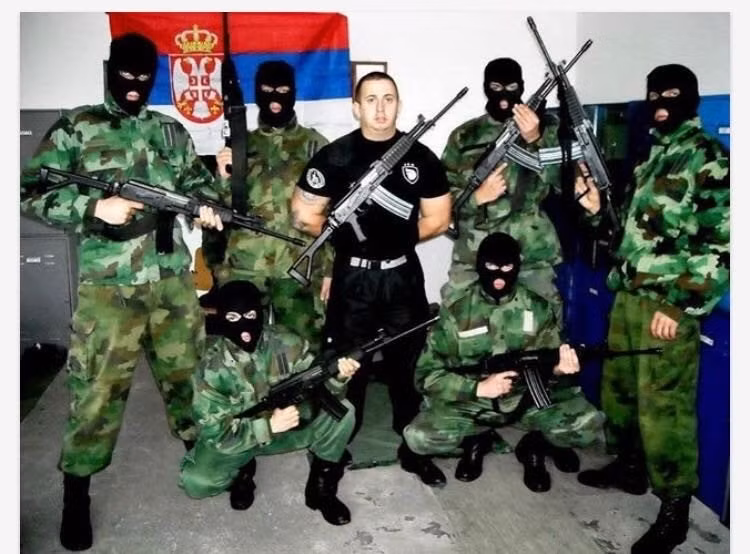 Điều này liên quan đến các lực lượng được phương Tây hậu thuẫn ở Kosovo, cụ thể là Quân đội Giải phóng Kosovo, mà các quan chức phương Tây thường gọi là tổ chức khủng bố, lực lượng này có nguồn gốc là các băng đảng buôn bán ma túy từ Albania và Thổ Nhĩ Kỳ qua Châu Âu.