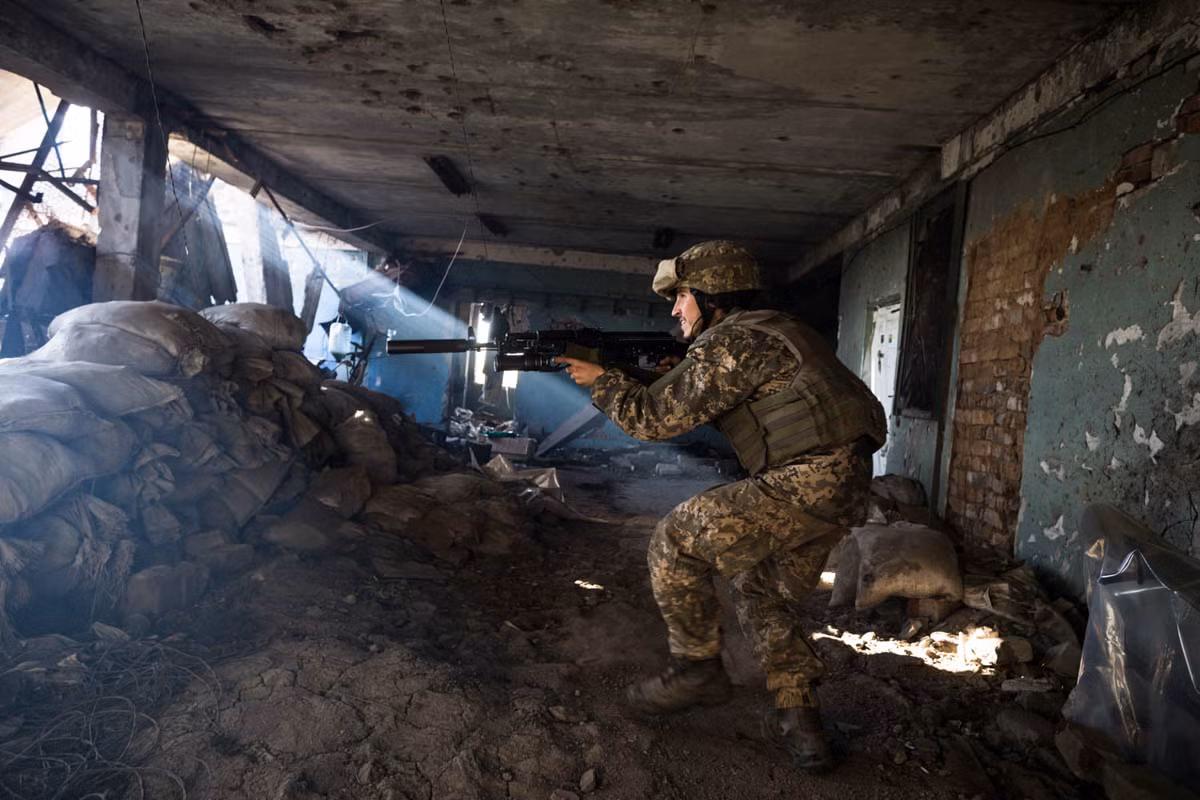 Những người ly khai Donbass đã tuyên bố thành lập Cộng hòa Nhân dân Donetsk và Cộng hòa Nhân dân Lugansk vào năm 2014, có nét tương đồng với Kosovo khi cả ba vùng lãnh thổ này này đều không được Liên hợp quốc công nhận và lần lượt được coi là một phần của Ukraine và Serbia.