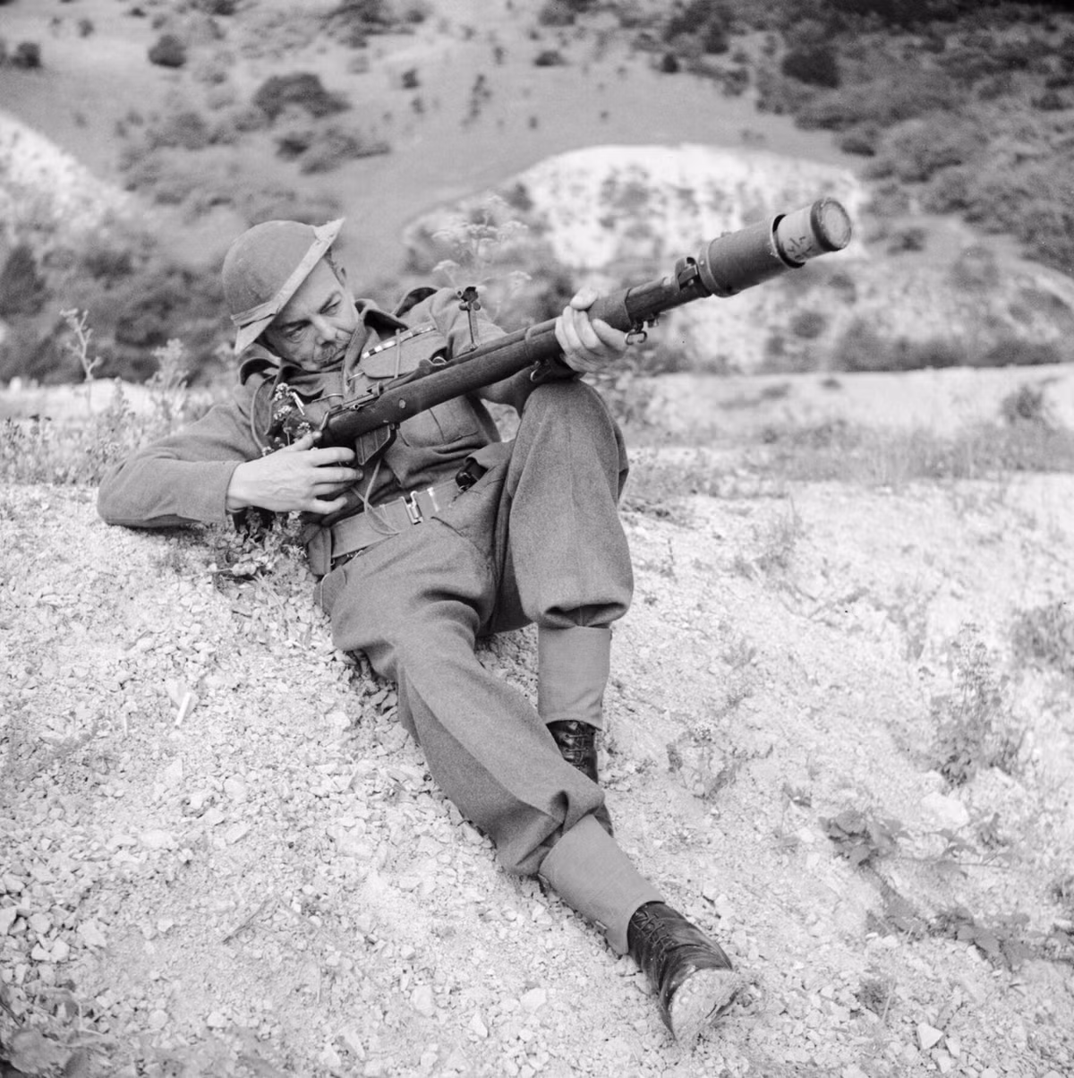 Với một ống phóng tên lửa ổn định mới được bổ sung vào cuối năm 1942, loại vũ khí này đã trở thành lựu đạn tên lửa bazooka, loại RPG (Rocket Propelled Grenade) sớm nhất trên thế giới.