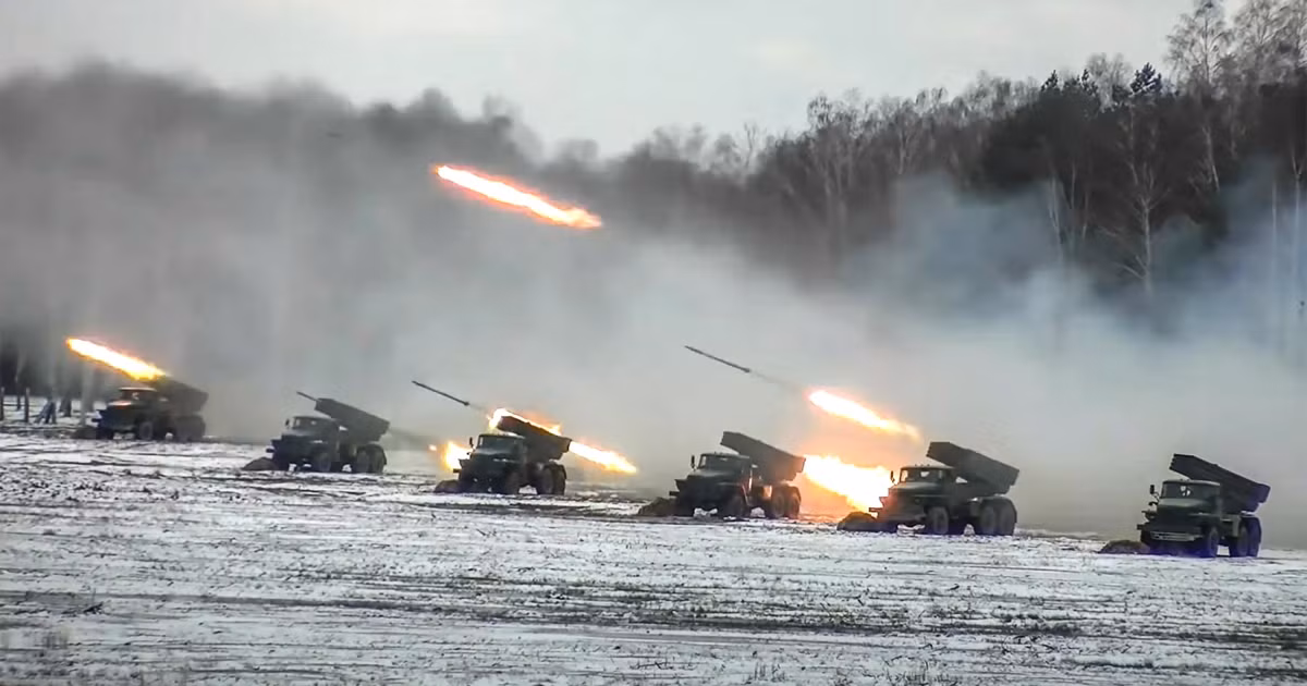 Cho đến nay, các lực lượng Nga đã phóng hơn 160 tên lửa vào Ukraine, chủ yếu là vũ khí đạn đạo tầm ngắn và tầm trung, một quan chức quốc phòng Mỹ cấp cao nói với các phóng viên hôm thứ Năm 24/2 rằng, dường như Nga cũng đã sử dụng tên lửa hành trình, tên lửa đất đối không và tên lửa phóng từ biển.
