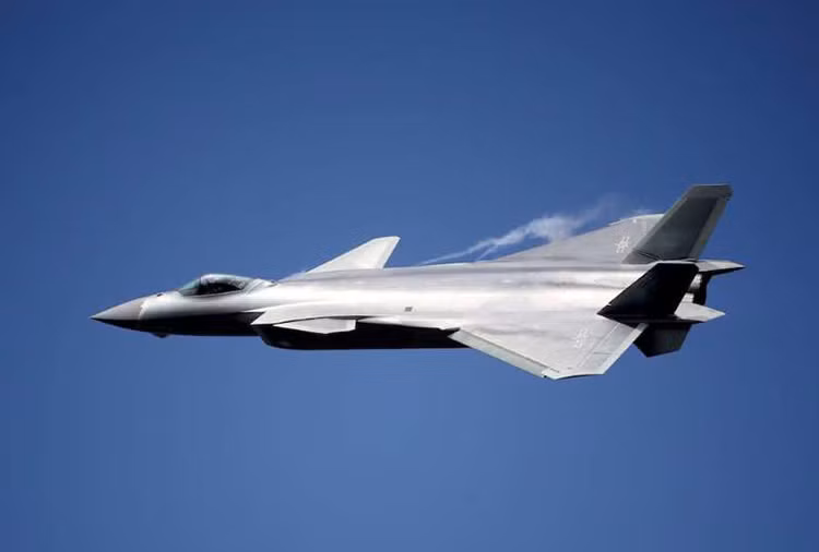 J-20 được đưa vào hoạt động từ năm 2014, tuy nhiên máy bay phải trải qua nhiều lần sửa đổi để cải thiện khả năng chiến đấu. Cho đến tháng 10/2021 chiếc máy bay được ra mắt lần đầu tiên, đây là chiếc máy bay thế hệ thứ năm có hai chỗ ngồi đầu tiên trên thế giới.