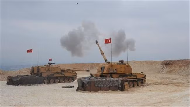Lịch sử hàng thế kỷ cai trị của thực dân Thổ Nhĩ Kỳ ở Syria cũng góp phần làm trầm trọng thêm mối quan hệ giữa hai quốc gia. Cuộc nổi dậy Hồi giáo quy mô lớn ở Syria vào năm 2011, cũng chứng kiến Thổ Nhĩ Kỳ đóng vai trò là nhà tài trợ nước ngoài hàng đầu của quân nổi dậy.
