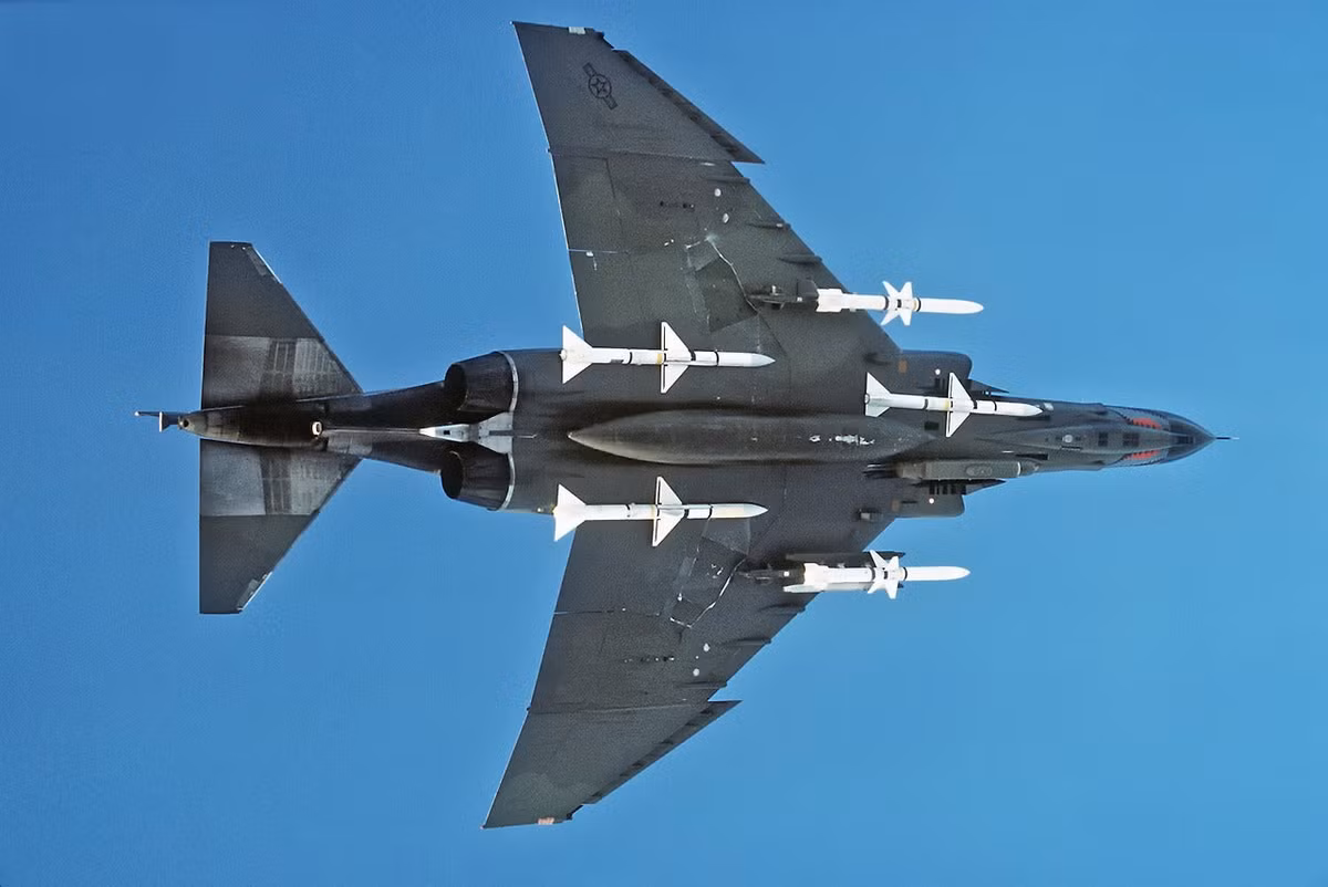 Ngoài ra, thống kê cho thấy 45% tên lửa AIM-7 Sparrow và 37% AIM-9 Sidewinder bị gặp lỗi khi phóng hoặc khi khóa mục tiêu. Vì thế xác suất diệt mục tiêu của 2 tên lửa này chỉ là 8% và 16%, tỉ lệ khá nghèo nàn. Tên lửa AIM-4 Falcon thậm chí còn có tỉ lệ % tồi tệ hơn.