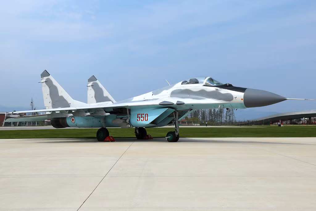 Trong những năm 80 của thế kỉ trước, MiG-29 Fulcrum của Liên Xô được đánh giá là dòng máy bay chiếm ưu thế trên không hiện đại bậc nhất lúc bấy giờ, loại máy bay này mới chỉ được đưa vào phục vụ trong biên chế của không quân Liên Xô nhưng Moscow đã đồng ý cung cấp loại máy bay này cho Triều Tiên.
