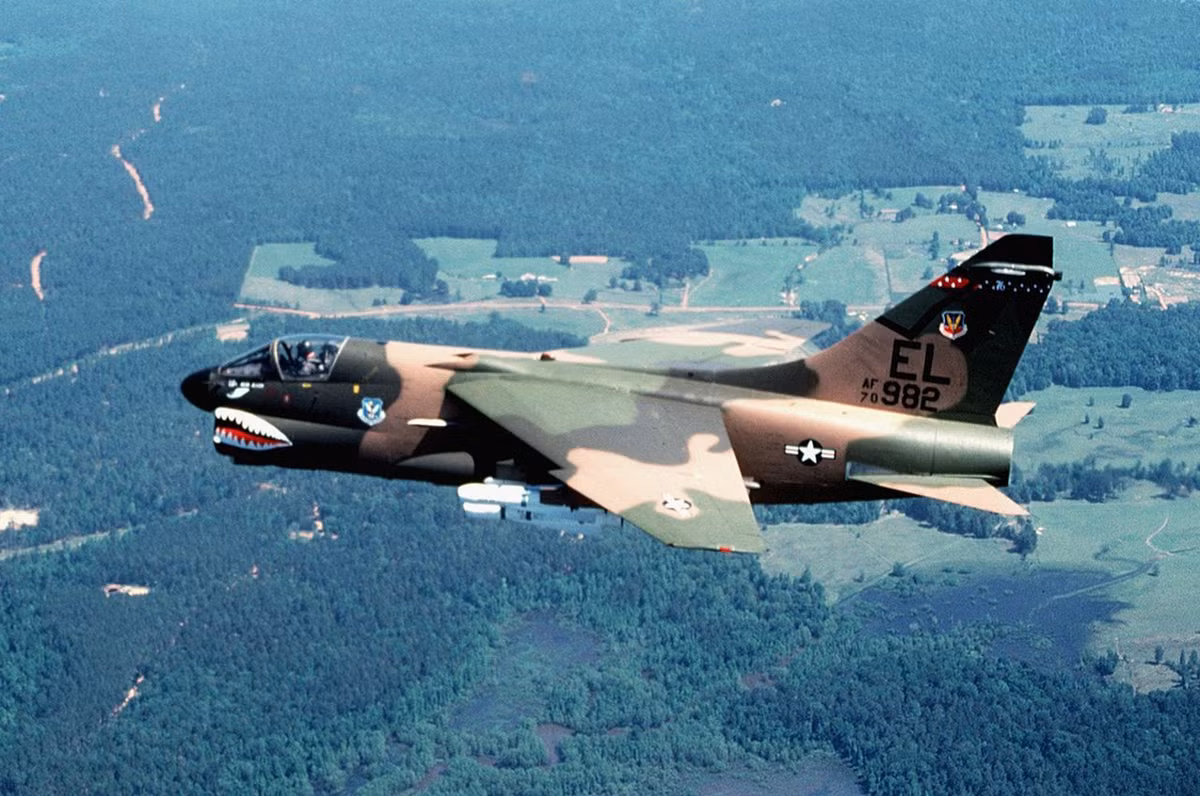 Máy bay A-7 có chiều dài 13,8m, tốc độ bay gần 900 km/h và tốc độ tối đa là hơn 1.000 km/h, máy bay được trang bị động cơ phản lực cánh quạt Allison TF41. Máy bay có phạm vi hoạt động là 5.000km, được trang bị pháo bắn nhanh M61A1 20 mm đầy uy lực.