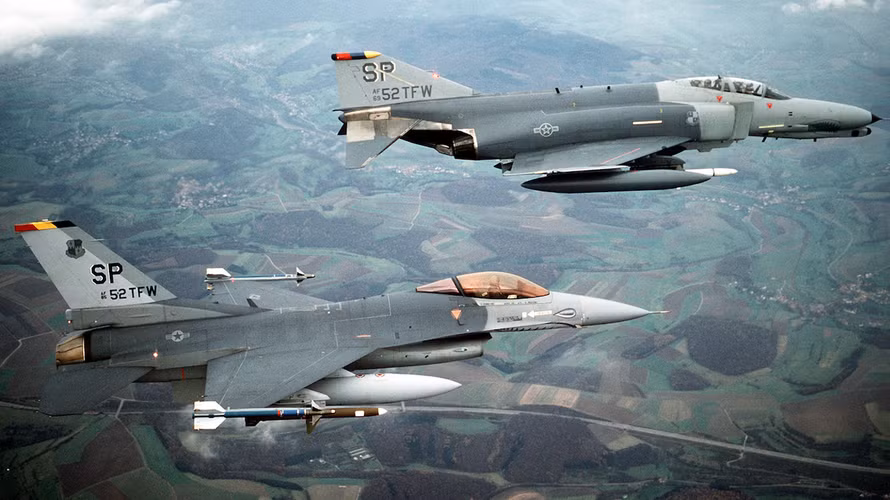 Thứ ba là McDonnell Douglas F-4 Phantom. Không quân, Hải quân và Thủy quân lục chiến Mỹ đều vận hành F-4 Phantom trong chiến tranh Việt Nam. Mặc dù có hỏa lực ấn tượng, radar hiện đại và tốc độ tuyệt vời, nhưng khi đối đầu chiến với MiG-21 của Không quân Nhân dân Việt Nam, F-4 Phantom thường phải thất thế.
