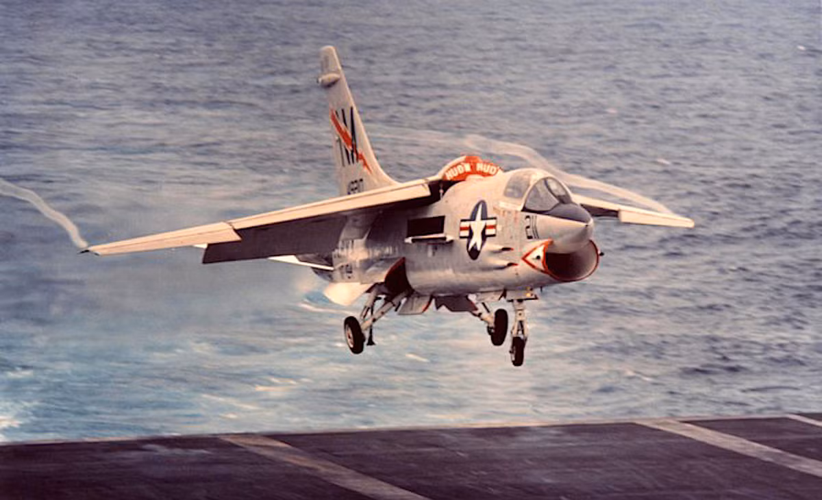 Tiếp theo là máy bay F-8 Crusader. Được đặt biệt danh là “Người cuối cùng của những tay súng” vì F-8 là máy bay chiến đấu cuối cùng của Không quân Mỹ được trang bị vũ khí chủ yếu bằng súng và pháo, F-8 đã được trang bị cho Hải quân và Thủy quân lục chiến Mỹ để phục vụ trong chiến tranh.