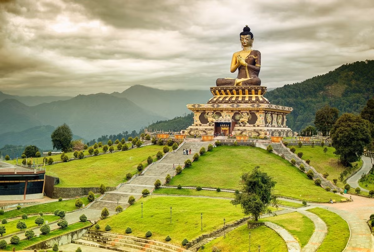 Sikkim ngày nay là một bang của Ấn Độ, nằm trên dãy Himalaya, có biên giới quốc tế với Nepal ở phía tây, với Tây Tạng ở phía bắc và đông, với Bhutan ở phía đông. Dân số Sikkim là 607.688 theo điều tra dân số năm 2011, đây là bang ít dân nhất tại Ấn Độ và là bang có diện tích nhỏ thứ hai sau Goa, với tổng diện tích khoảng 7.096 km2. (còn nữa)