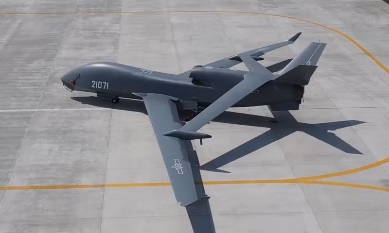 AVIC cũng mang hai chiếc WZ-7 tới triển lãm, với một chiếc trong phòng triển lãm và chiếc còn lại ở bên ngoài để công chúng xem. Theo AVIC, UAV này được sử dụng cho các cấu hình khí động học thu thập thông tin tình báo hình ảnh, cũng như các nhiệm vụ trinh sát chiến thuật.
