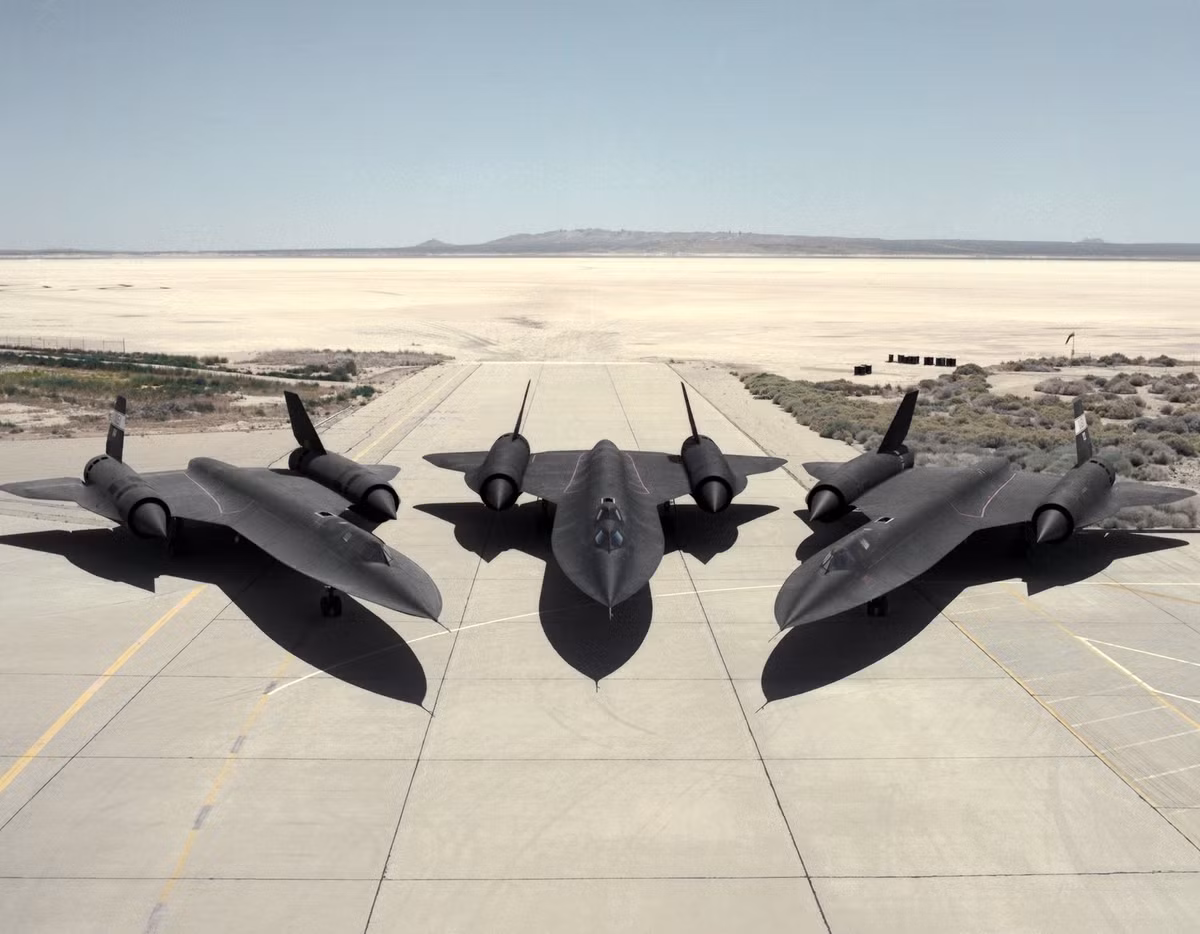WZ-8 giống như A-12 và SR-71 của Mỹ, MiG-25R của Liên Xô và chương trình SR-72 hiện tại của Mỹ, được thiết kế để bay với tốc độ và độ cao cực lớn trên lãnh thổ đối phương để cung cấp thông tin tình báo chung và xác định mục tiêu, dữ liệu về các vị trí của địch đặc biệt là các hạm đội tàu sân bay.