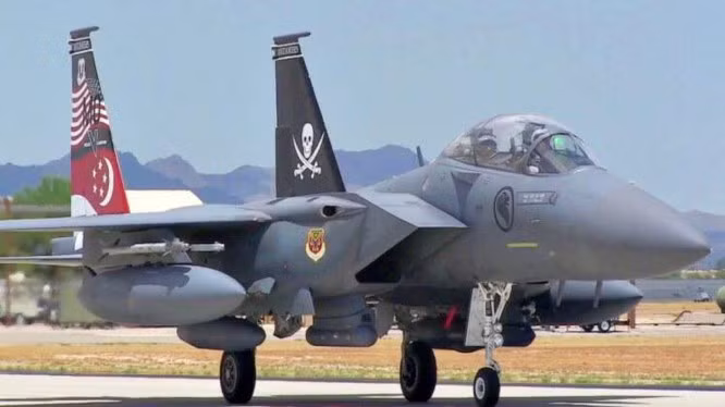 Thứ hai là F-15SG của Singapore. Hợp đồng mua 40 máy bay chiến đấu F-15SG đã đưa Không quân Singapore trở thành khách hàng xuất khẩu F-15 Eagle lớn thứ 5 trên thế giới sau Israel, Nhật Bản, Arab Saudi và Hàn Quốc.