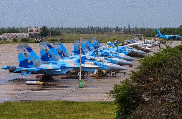 Su-27 được nhiều người đánh giá là loại máy bay chiến đấu có năng lực nhất được sử dụng trong thời Chiến tranh Lạnh, Ukraine được thừa hưởng số lượng lớn máy bay Su-27 và chỉ xếp sau Nga.