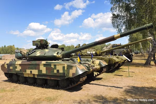 Ukraine được kế thừa nhiều vũ khí từ Liên Xô, tuy nhiên số vũ khí này đã bị lạc hậu sau hơn 30 năm cất giữ như xe tăng T-64B và T-72A, được sản xuất từ giữa những năm 1970.