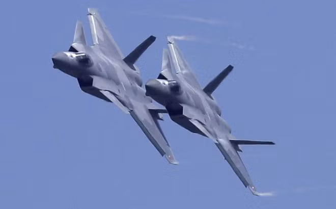 Máy bay chiến đấu Su-57 cũng là chiến đấu cơ đầu tiên triển khai tên lửa không đối không K-77, với hệ thống dẫn đường ăng ten mảng chủ động theo từng giai đoạn. Với loại tên lửa này, thì các máy bay chiến đấu có khả năng điều khiển cao như F-22 của Mỹ và J-10C của Trung Quốc cũng gần như không thể né tránh.