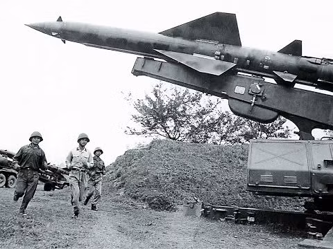 Cốt lõi của hệ thống phòng không này là tên lửa S-75 Dvina hay SAM-2 và máy bay chiến đấu MiG-21, khoảng 4.000 khẩu pháo từ 12,7mm đến 100mm, trong đó có 2.000 khẩu được triển khai để bảo vệ Hà Nội và Hải Phòng.
