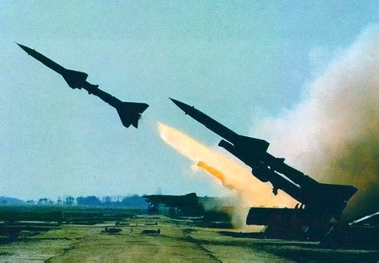 Một thủ thuật khác là phóng lần lượt ít nhất hai tên lửa S-75. Phát súng đầu tiên có độ cao, buộc máy bay Mỹ phải sử dụng thiết bị điện tử để né chúng. Trong khi hệ thống phòng thủ bận rộn, tên lửa thứ hai đã được bắn dọc theo đường đi thứ nhất cho đến khi mục tiêu bị khóa và tiêu diệt. Sau hơn 40 năm, những bí mật đã được hé lộ, và đó là câu chuyện về S-75 Dvina của Việt Nam. Nguồn ảnh: TH.