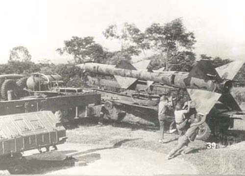 SAM-2 có khối lượng 2,3 tấn, dài 10,6m, đường kính 0,7m, mang đầu đạn Frag-HE nặng 200kg. S-75 sử dụng tên lửa hai giai đoạn, bao gồm phần đầu tăng cường nhiên liệu rắn và phần trên chứa nhiên liệu lỏng. Phạm vi hoạt động của Dvina là 45 km (28 mi), độ cao bay 25.000m, tốc độ tối đa Mach 3,5.