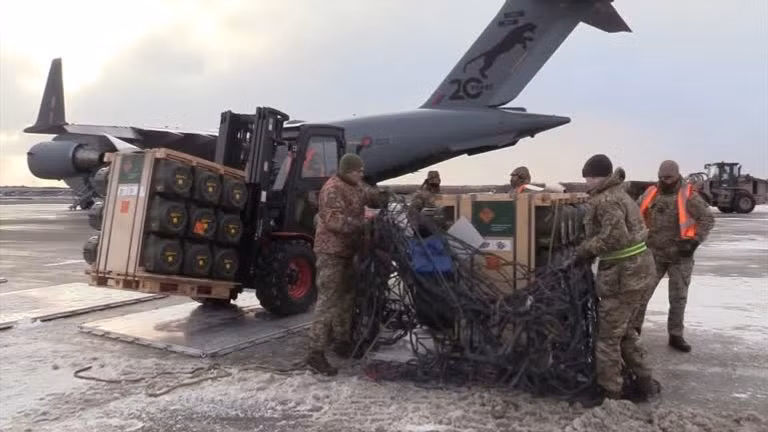 Các nước vùng Baltic, Latvia và Lithuania cũng sẵn sàng cung cấp tên lửa phòng không và các thiết bị liên quan. Estonia sẽ chuyển đến Ukraine một số lượng không xác định tên lửa chống tăng Javelin.
