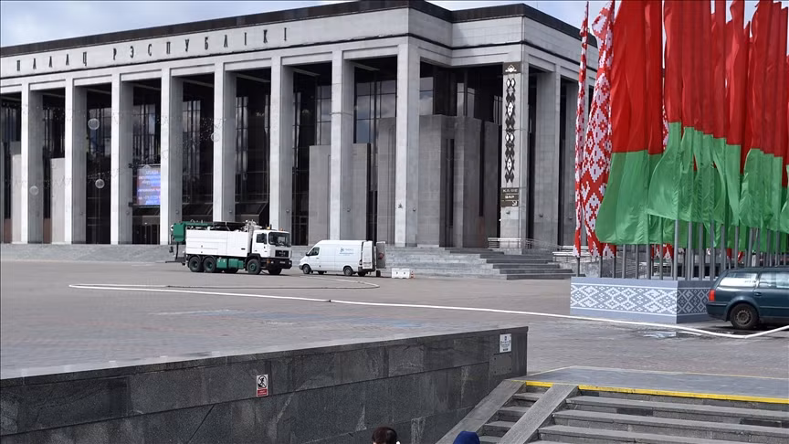 Cùng ngày, người phát ngôn Bộ Ngoại giao Ukraine Nikolenko thông báo trên mạng xã hội rằng Ukraine đã quyết định thực hiện các biện pháp có đi có lại nhằm giảm số nhân viên của Đại sứ quán Belarus tại Ukraine xuống còn 5 người nhằm đáp trả việc trục xuất các nhà ngoại giao Ukraine khỏi Belarus.