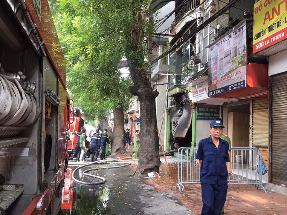 Cũng theo người này, một người đàn ông bị thương ở chân khi nhảy từ tầng 4 sang mái tôn nhà bên cạnh. Tất cả đều không ai bị thương. Tại hiện trường tài sản bên trong ngôi nhà bị hư hỏng nặng, cửa cuốn tầng 1 bị biến dạng.