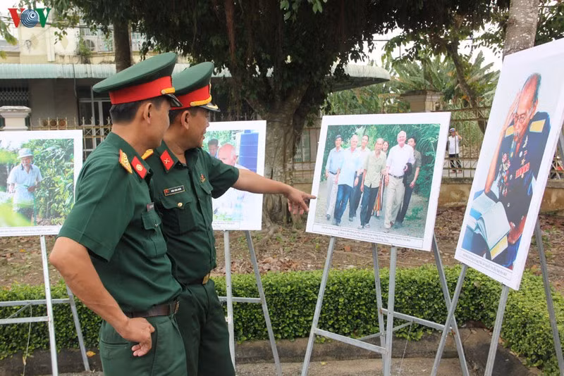 Tại đây có trưng bày khá nhiều hình ảnh tư liệu về cuộc đời, sự nghiệp của người anh hùng.
