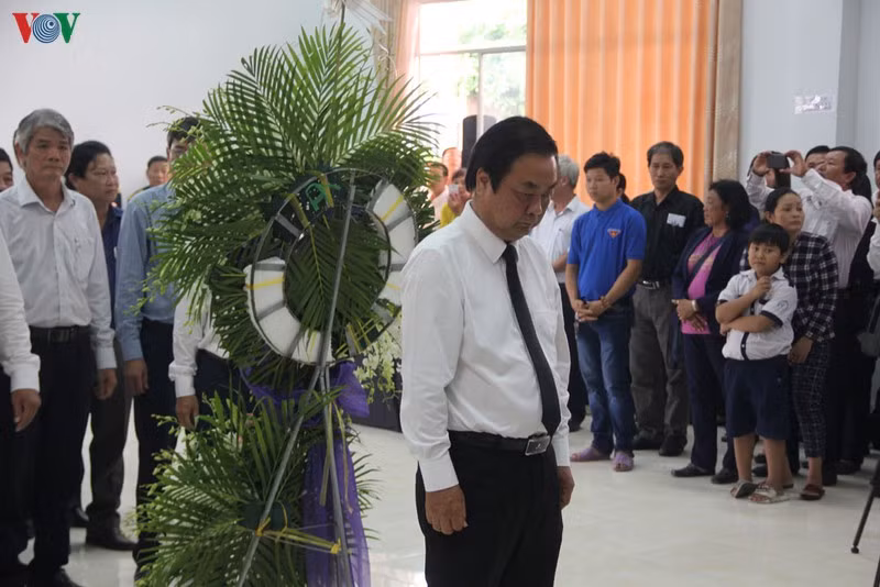 Bí thư tỉnh ủy Đồng Tháp Lê Minh Hoan đến viếng linh cữu đại tá Nguyễn Văn Bảy và chia buồn cùng gia quyến.