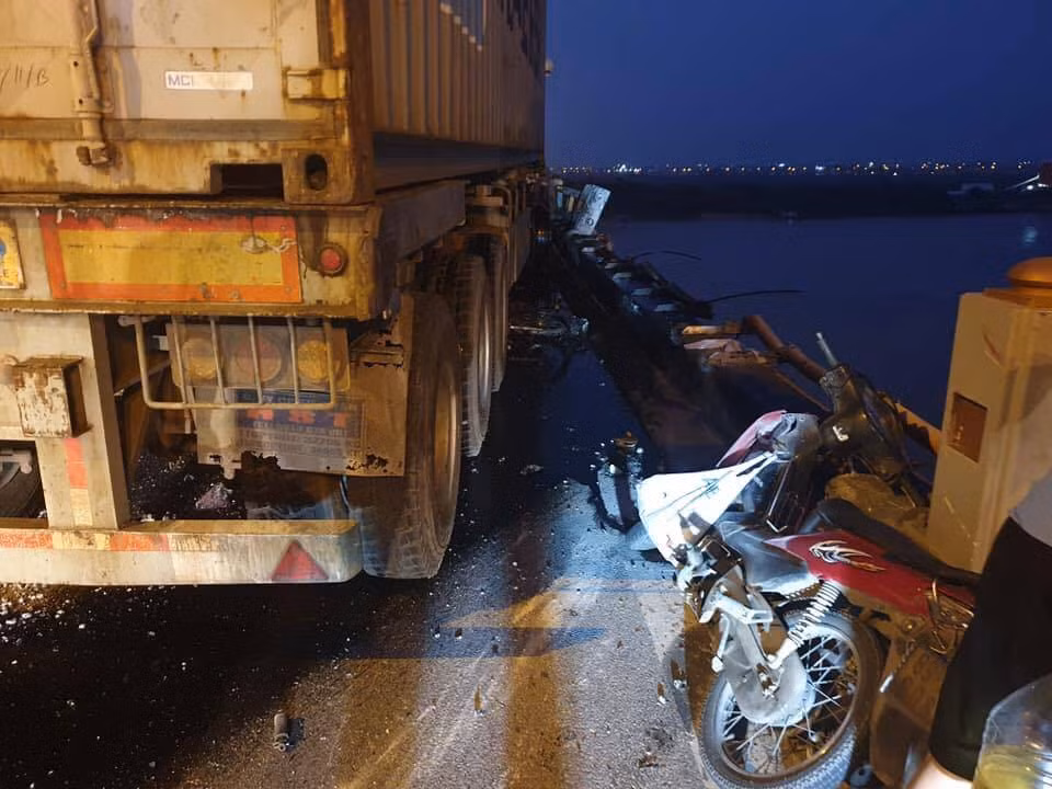 Phần dài lan can cầu Thanh Trì bị gãy ngả nghiêng do ảnh hưởng của vụ tai nạn.