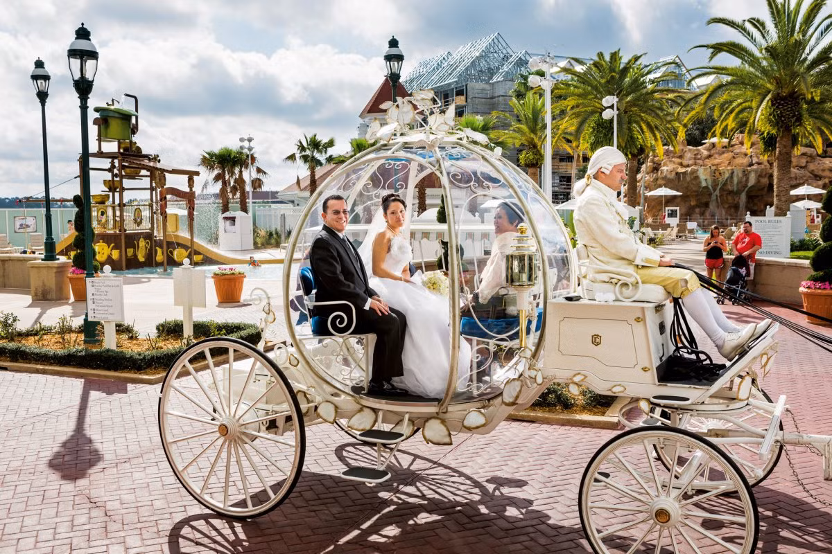 Christina đang trên đường tới nơi tổ chức đám cưới của cô ở Công viên giải trí Walt Disney World, Orlando, bang Florida (Mỹ) hồi năm 2013. 