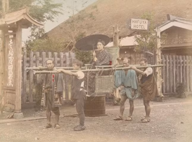 Cô gái ngồi trên cáng được bốn người khiêng vào khoảng năm 1880-1890. Ảnh: ATI.