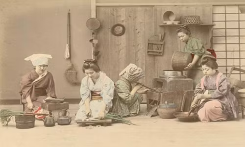 Những người phụ nữ đang chuẩn bị bữa tối trong bếp vào khoảng năm 1880-1890. Ảnh: ATI.