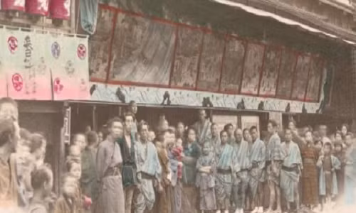 Đám đông tập trung bên ngoài một rạp hát ở Osaka với hy vọng có thể xem buổi biểu diễn bên trong rạp hát này. Ảnh: ATI.