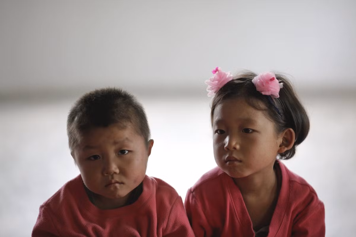 Các em nhỏ không có bố mẹ được đưa tới những trại trẻ mồ côi ở Triều Tiên. Ảnh: BI.
