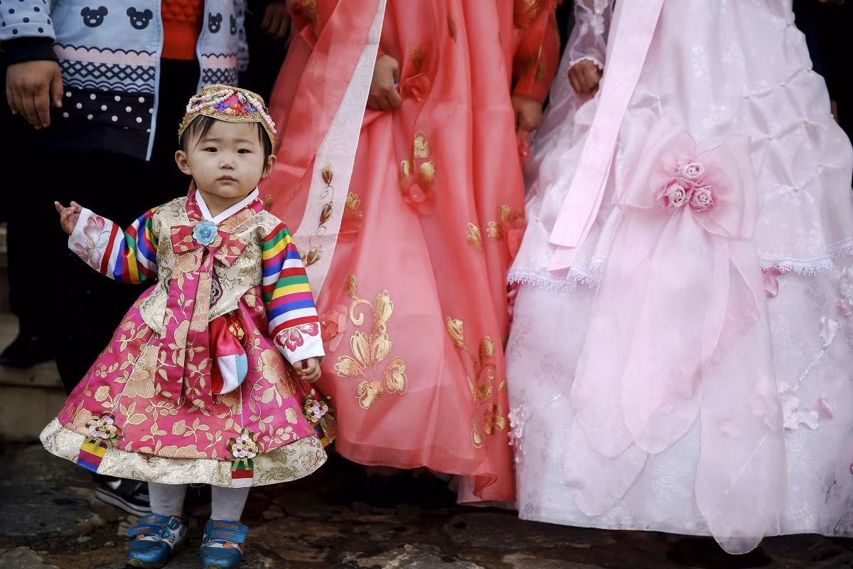 Trong khi đó, các em nhỏ sống trong những gia đình khá giả sẽ có cuộc sống đủ đầy hơn. Ảnh: BI.