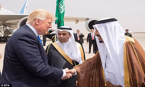 Ong Trump tham Trung Dong de “cham ngoi” cuoc chien voi Iran?