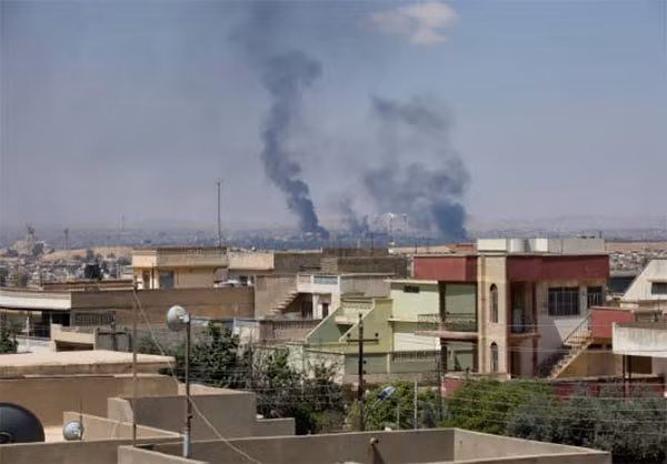 Khói bốc lên trong các cuộc giao tranh tại khu vực Tây Mosul. Ảnh: FNA.