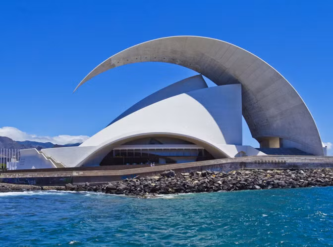 9. Nhà hát Auditorio de Tenerife tại thành phố Santa Cruz, Tây Ban Nha (Ảnh: ArchitecturalDigest). 