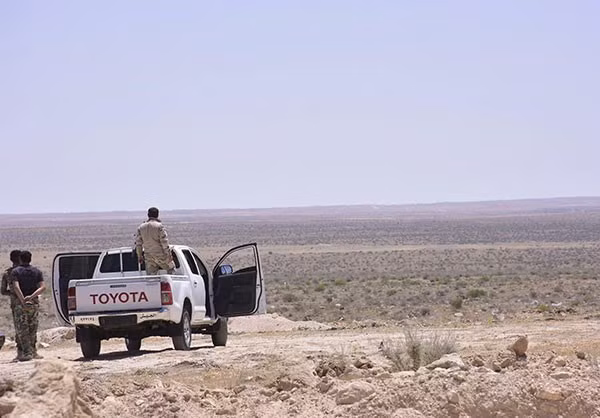 Trước đó cùng ngày, giao tranh ác liệt giữa quân đội Syria và phiến quân IS cũng xảy ra ở phía bắc thị trấn Maskana và lực lượng chính phủ Damascus đã giải phóng thị trấn al-Sukriyeh, đồng thời tiêu diệt và làm bị thương nhiều phần tử khủng bố. Ảnh: FNA.