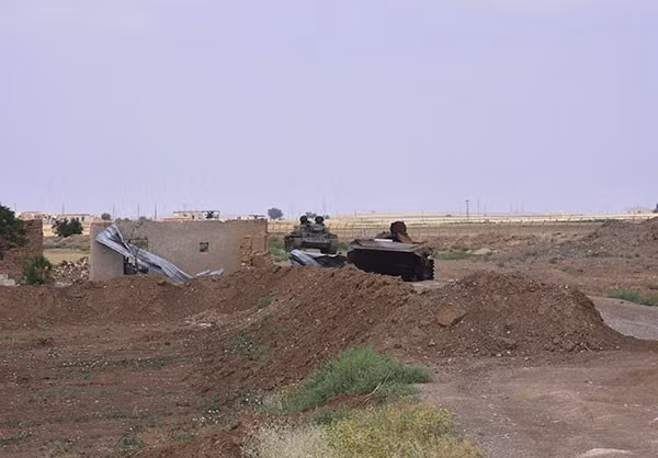 Trước đó, ngày 22/5, binh sĩ Syria tấn công căn cứ của phiến quân IS ở phía đông Aleppo và giành lại quyền kiểm soát thêm nhiều vùng đất trong chiến dịch quân sự nhằm giải phóng đồng bằng Maskana, nơi được coi là thành trì của nhóm IS trong suốt gần 2 năm qua. Ảnh: FNA.