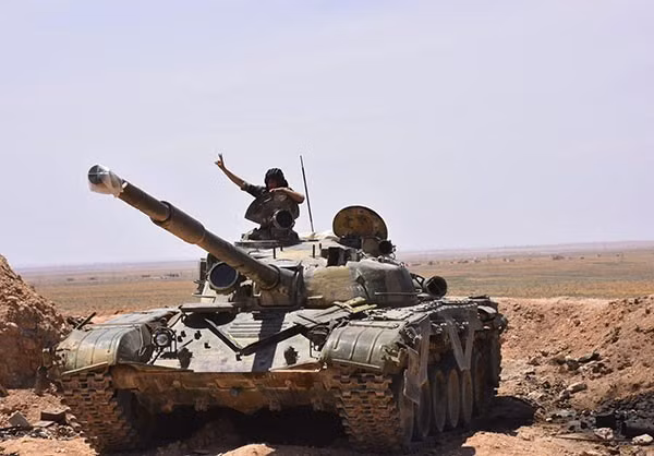 “Lực lượng chính phủ Damascus đã mở cuộc tấn công quy mô lớn vào căn cứ của tổ chức khủng bố IS và đánh bật chúng ra khỏi các ngôi làng Mawaleh Saqir, Mawaleh Kabir, Mastriheh, Batoushiyeh, Ramazaniyeh, Ta'aousat, Khirbet al-Zib, Kirbet Hasoun, Shiheh, al-Abas và Wadi al-Mawaleh”, nguồn tin cho hay. Ảnh: FNA.