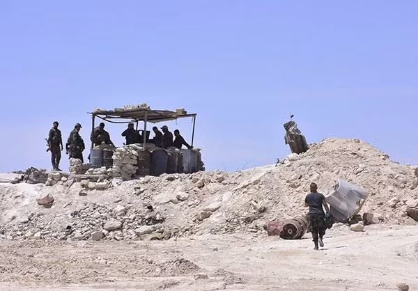 Hãng Fars (Iran) đưa tin, quân đội Syria ngày 27/5 đã tấn công dồn dập vào các tuyến phòng thủ của phiến quân IS ở phía đông Aleppo, buộc nhóm khủng bố phải rút lui khỏi 10 ngôi làng trong khu vực. Ảnh: FNA.