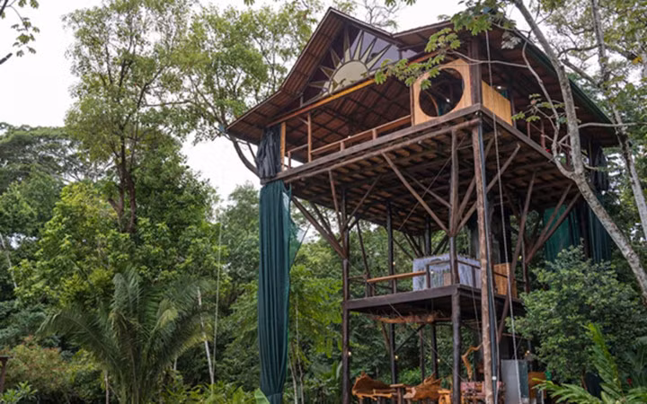 Căn nhà 2 tầng độc đáo này nằm ở Costa Rica.