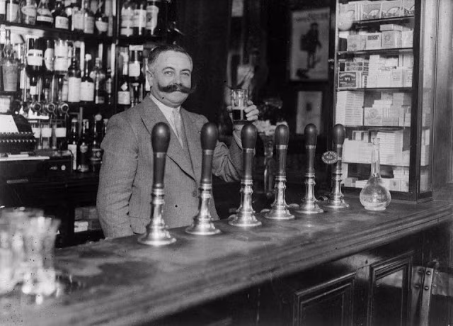 Ông Victor Berlemont, một công dân Pháp, làm việc trong một cửa hàng ở Soho, London, năm 1939. Ảnh: VT.