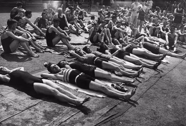 Người dân London tắm nắng ở Công viên Hyde năm 1933. Ảnh: VT.