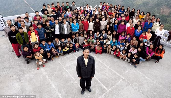 Ông Ziona Chana có 39 vợ, 94 người con, 14 con dâu và 34 người cháu. Ảnh: WL.
